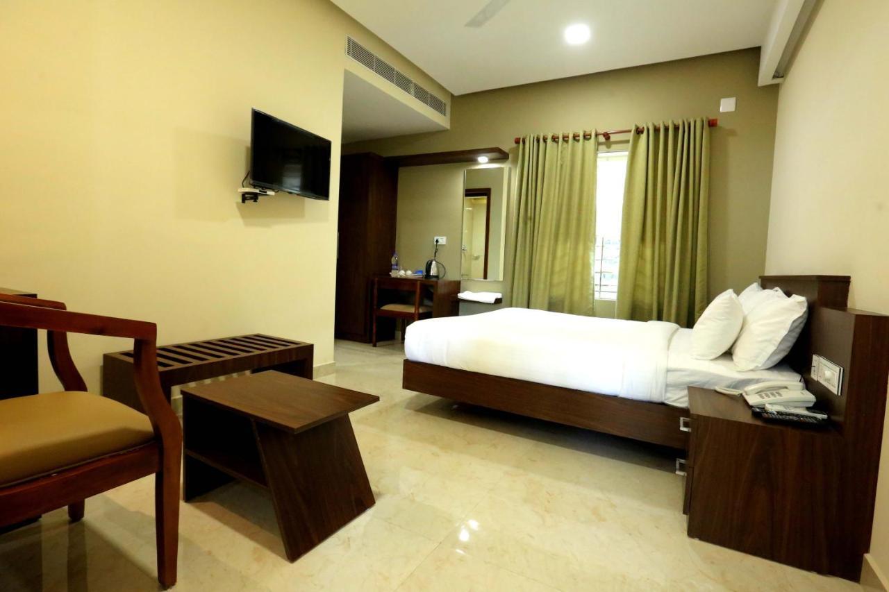 Kira Palace Residency Hotel Ernakulam Exterior foto
